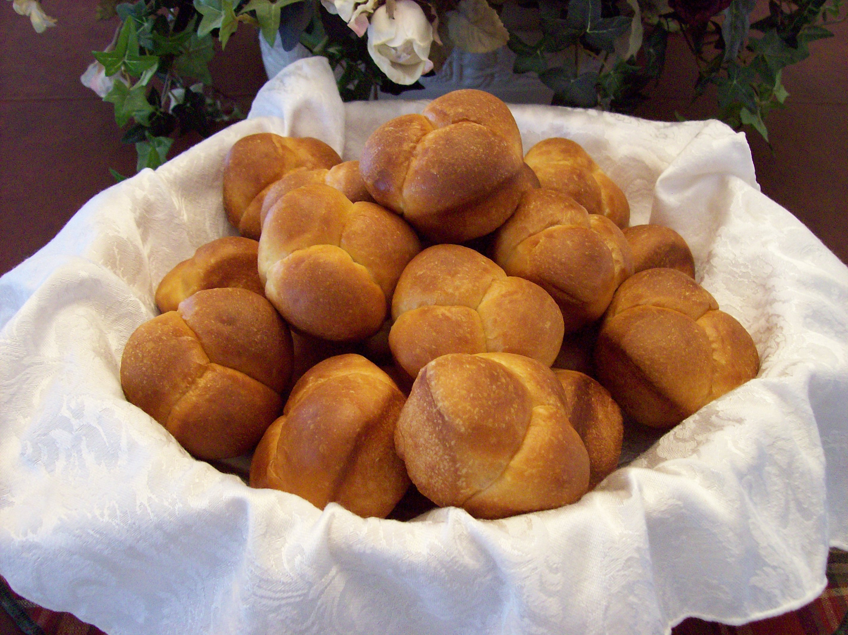 The Softest Cloverleaf Dinner Rolls (VIDEO)