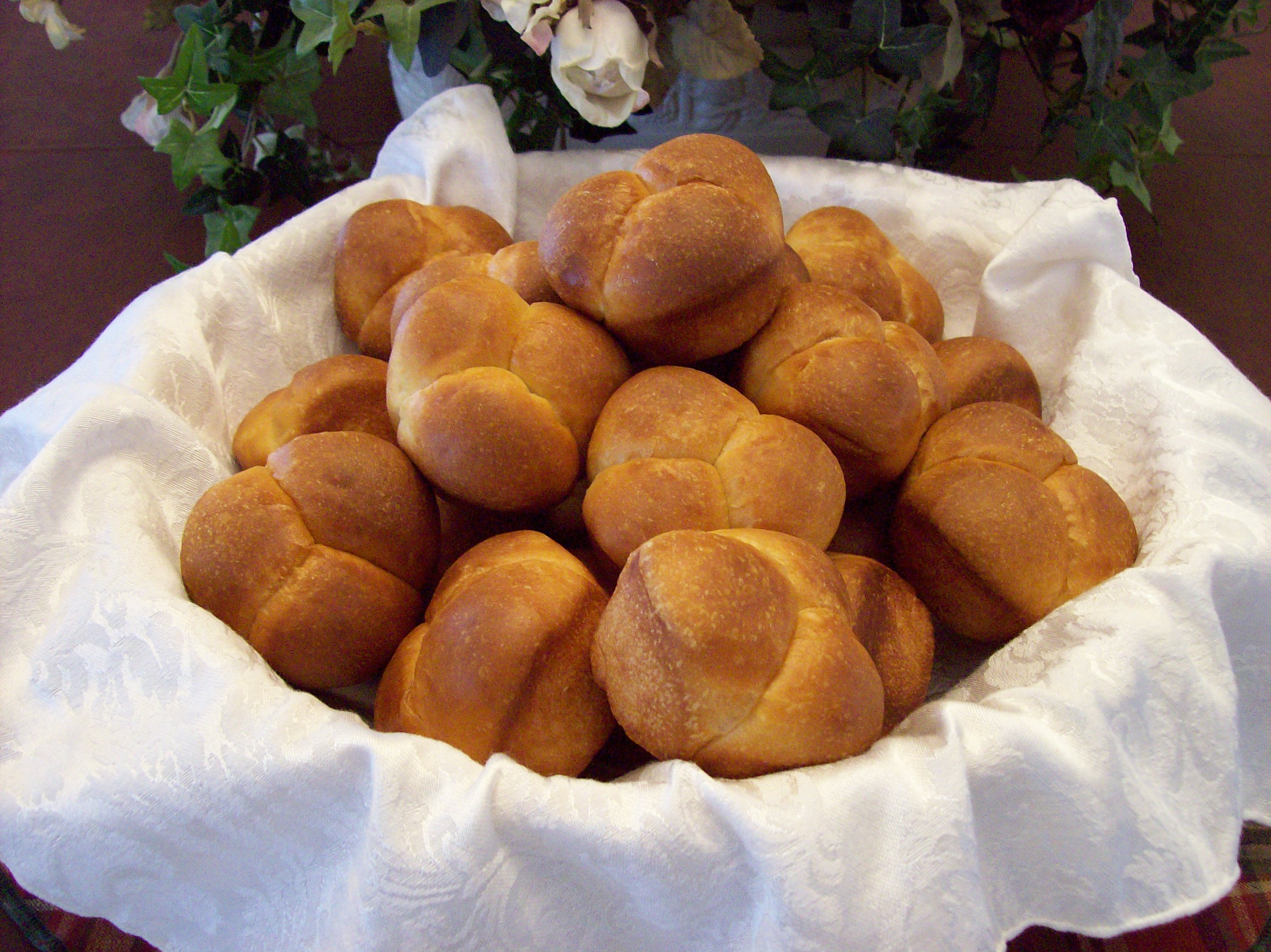 The Softest Cloverleaf Dinner Rolls (VIDEO) 